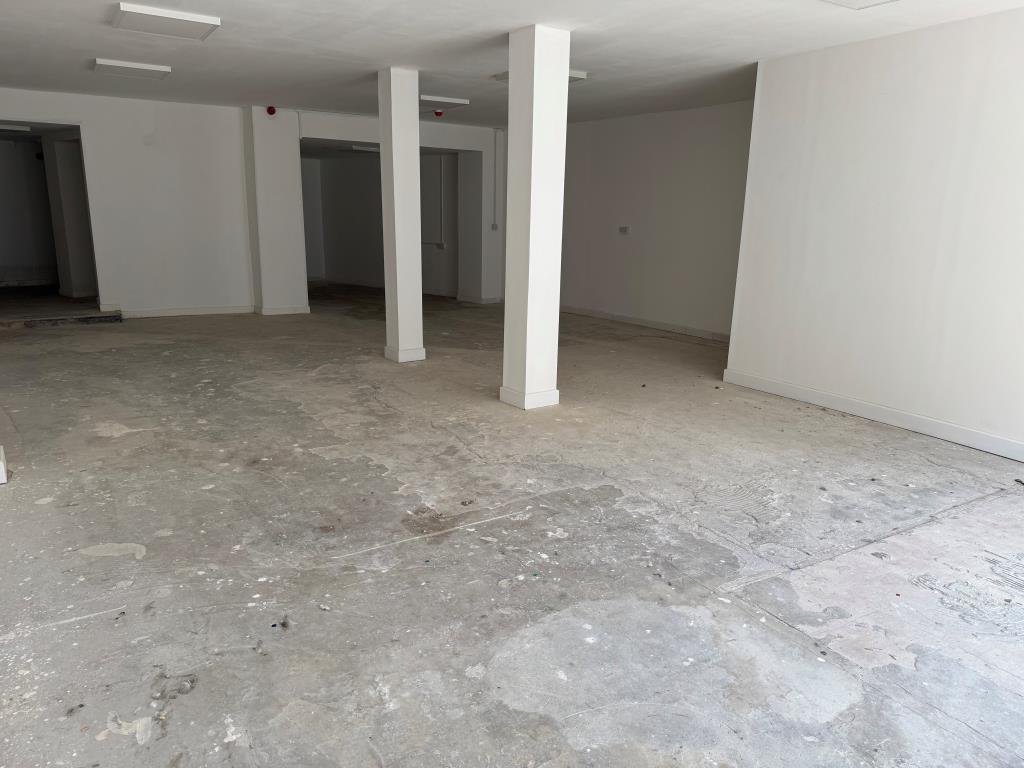Lot: 122 - TOWN CENTRE LOCK-UP SHOP FOR INVESTMENT OR OWNER OCCUPATION - A View From the Front and back Into the Shop